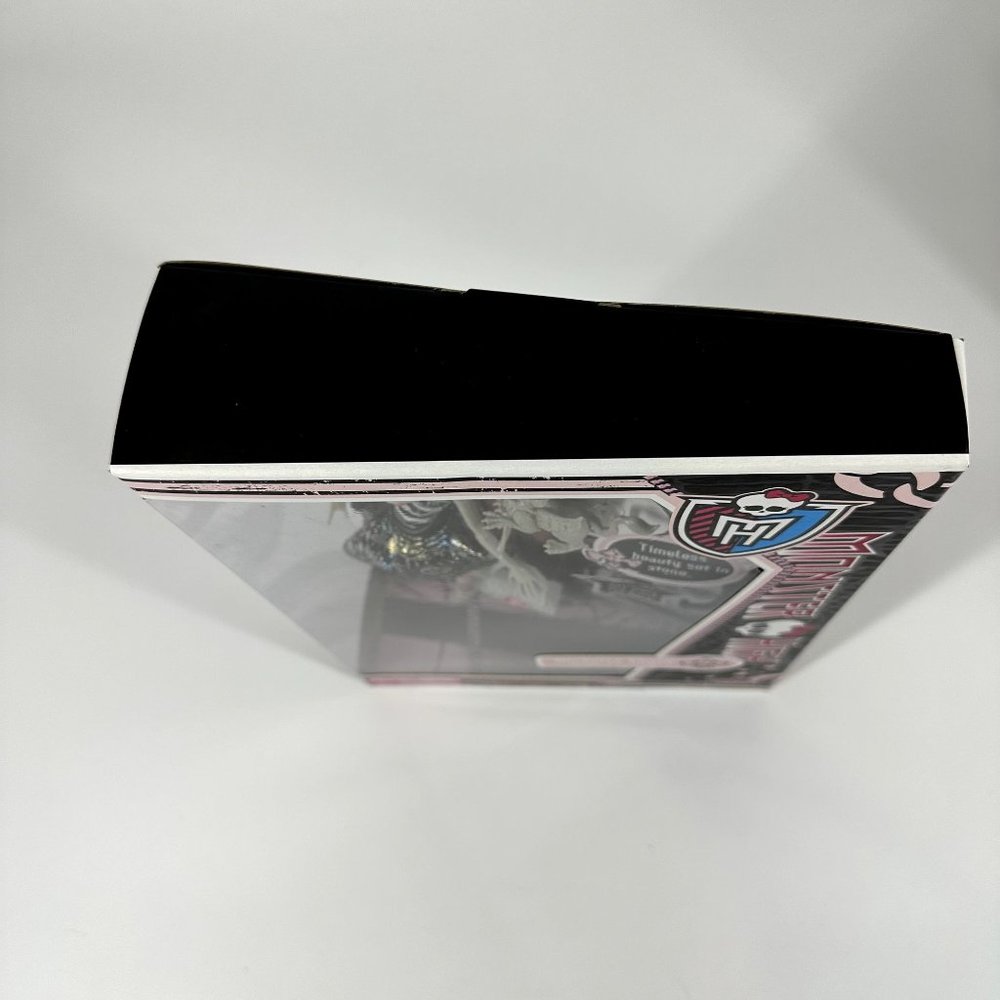 Monster High ROCHELLE GOYLE Original Version 2011 NIB - Picture 3 of 12